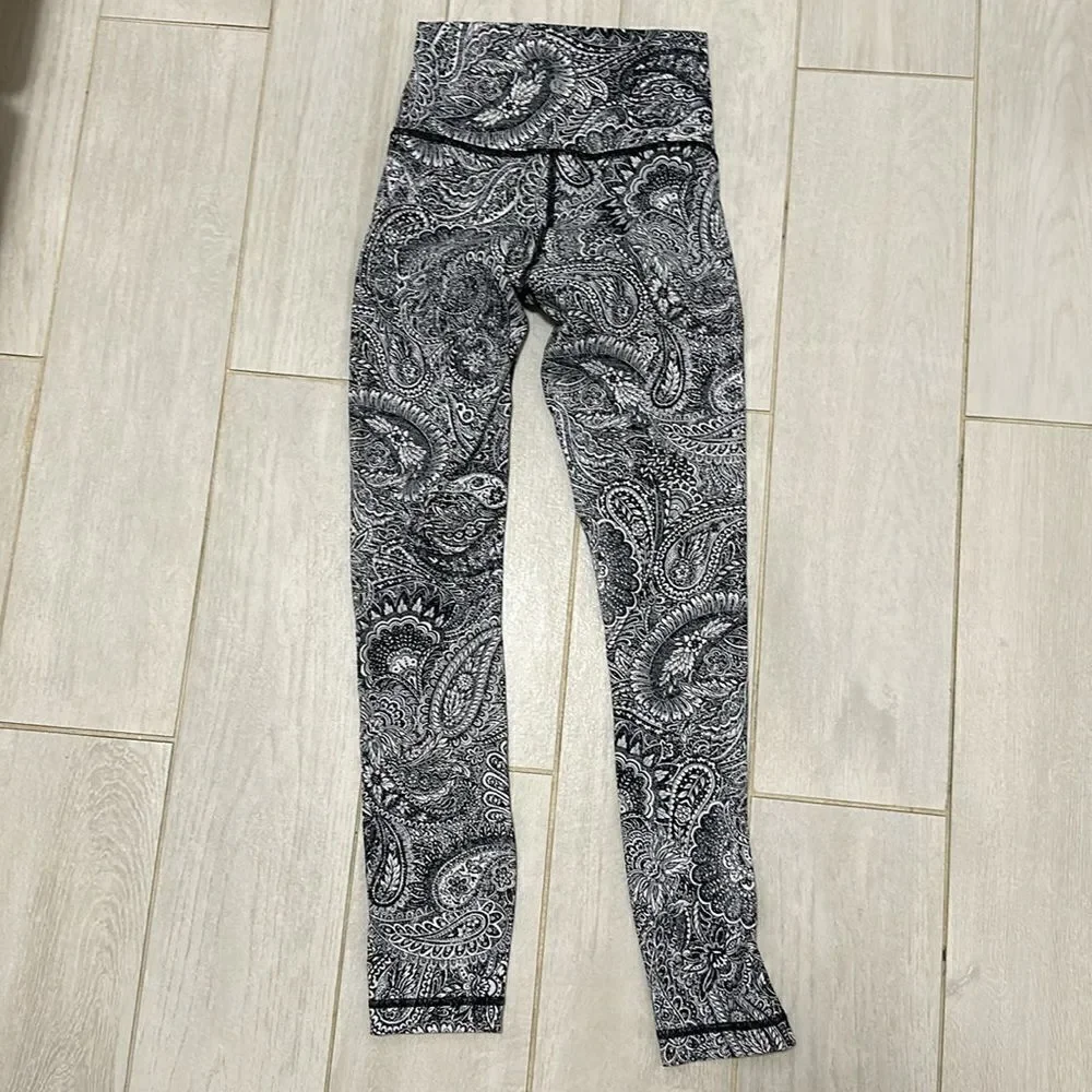 Lululemon 2 black and white 25” legging